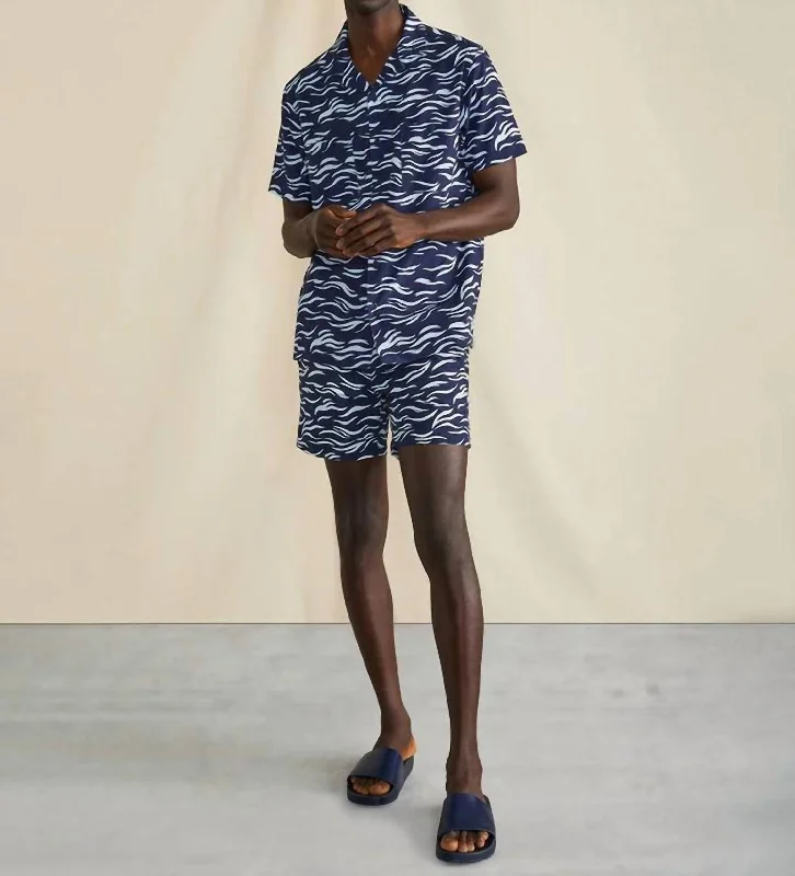 Trendy Look Men Vacation Shirt In Deep Navy Waves