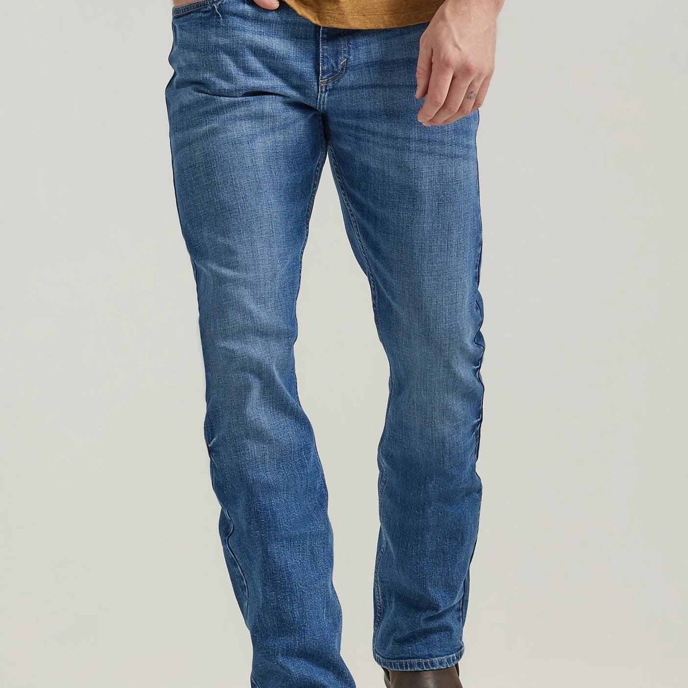 Travel Wardrobe Wrangler 20X Men's No. 42 Vintage Boot Jean- River Glen